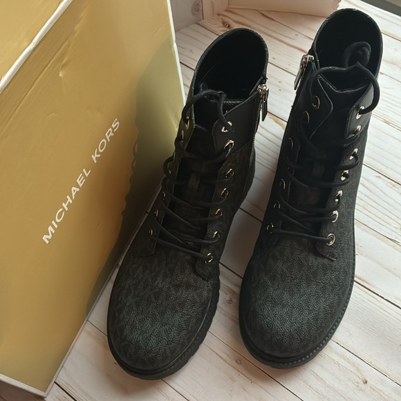 Michael Kors Alistair Logo Accent Womens Ankle Boots Black/Silver/Grey SZ 8.5M - Picture 2 of 5